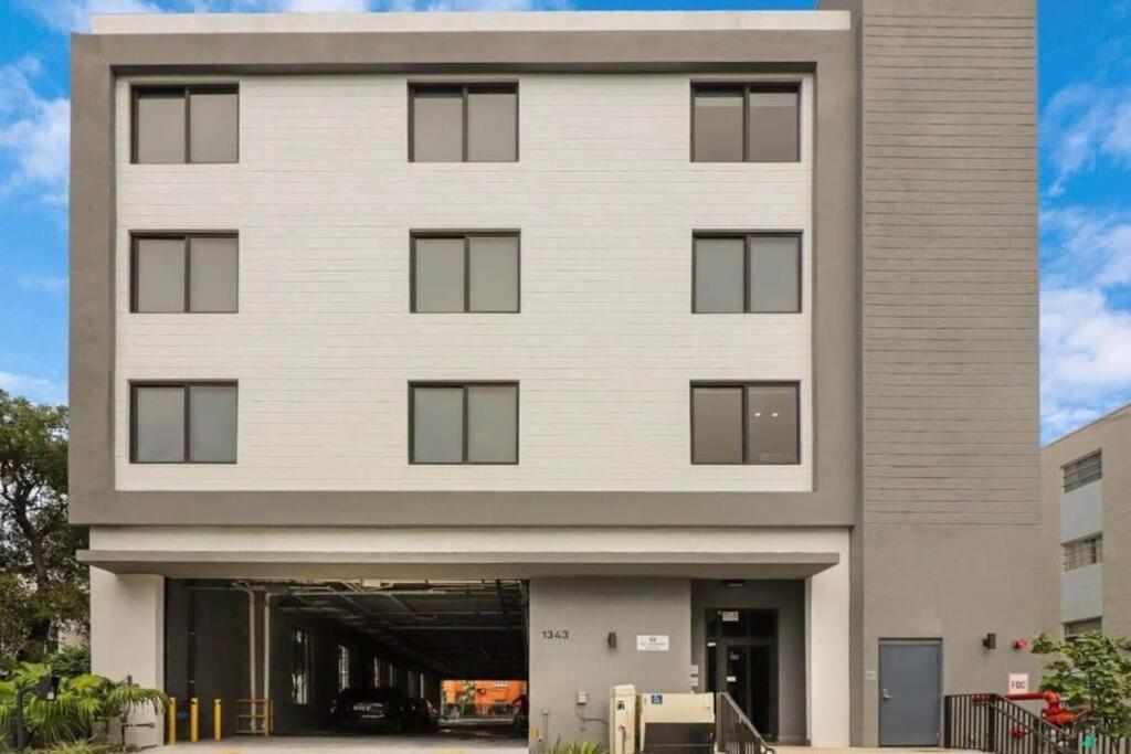 Apartment King Bed Brand New Oasis Minutes To Brickell Miami
