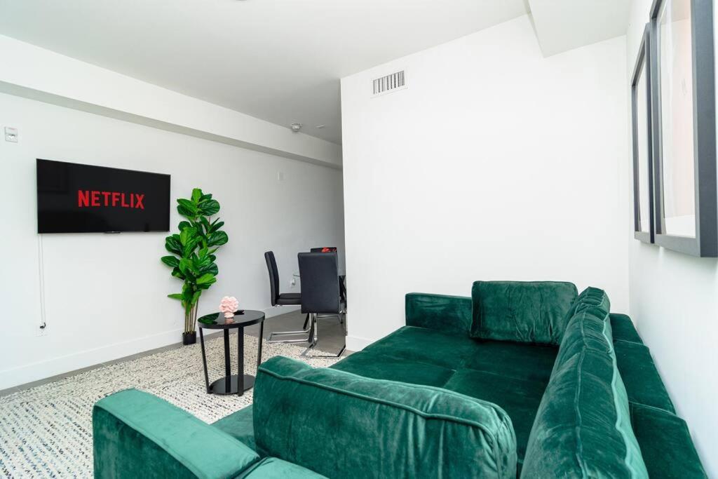 Apartment King Bed Brand New Oasis Minutes To Brickell Miami